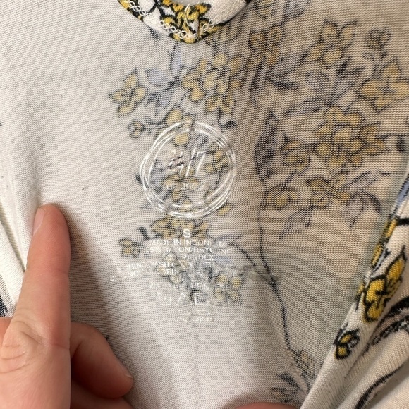 Maurice’s floral Criss cross back blouse - Picture 3 of 4